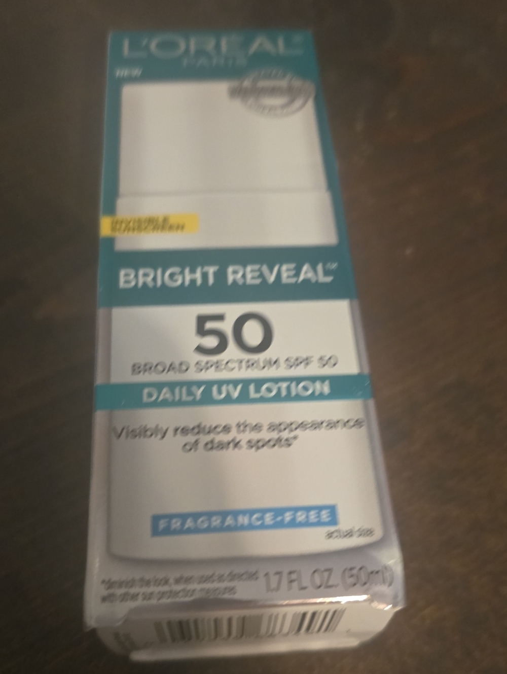 L'Oreal Bright Reveal Daily UV Lotion - White & Teal